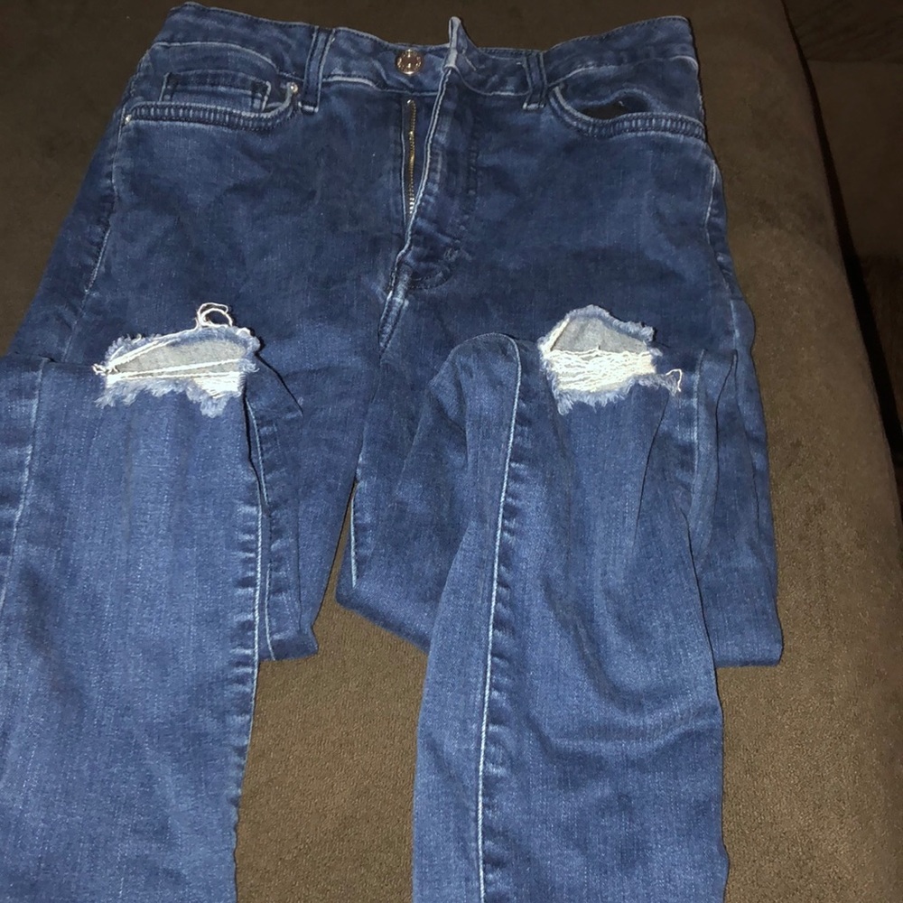 Knee Cut Jeans!
